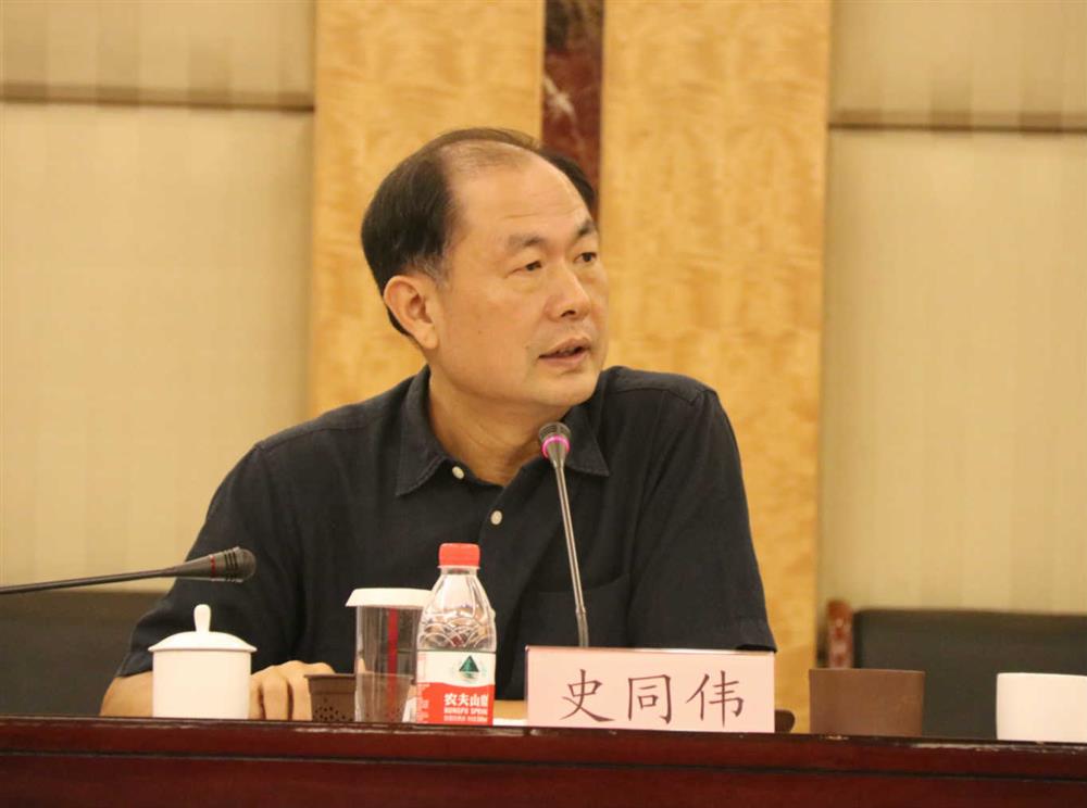 华亿体育召开半年工作总结大会